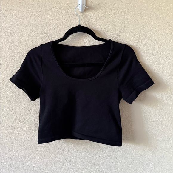 OQQ Seamless Ribbed Black Scoop Neck Top - Picture 1 of 3